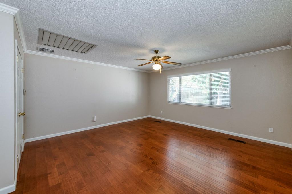 Image 4 of property listing at 181 W Dovewood Lane, Fresno, CA 93704