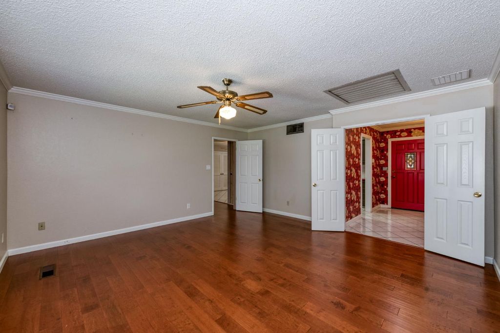 Image 5 of property listing at 181 W Dovewood Lane, Fresno, CA 93704