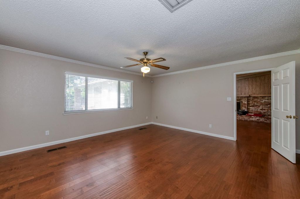 Image 6 of property listing at 181 W Dovewood Lane, Fresno, CA 93704