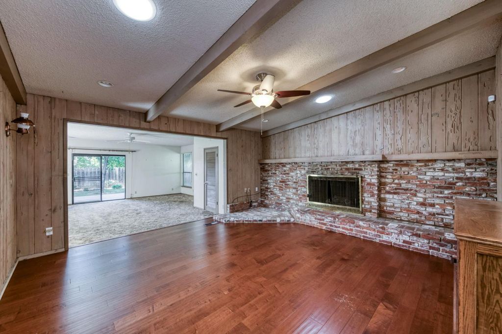 Image 7 of property listing at 181 W Dovewood Lane, Fresno, CA 93704