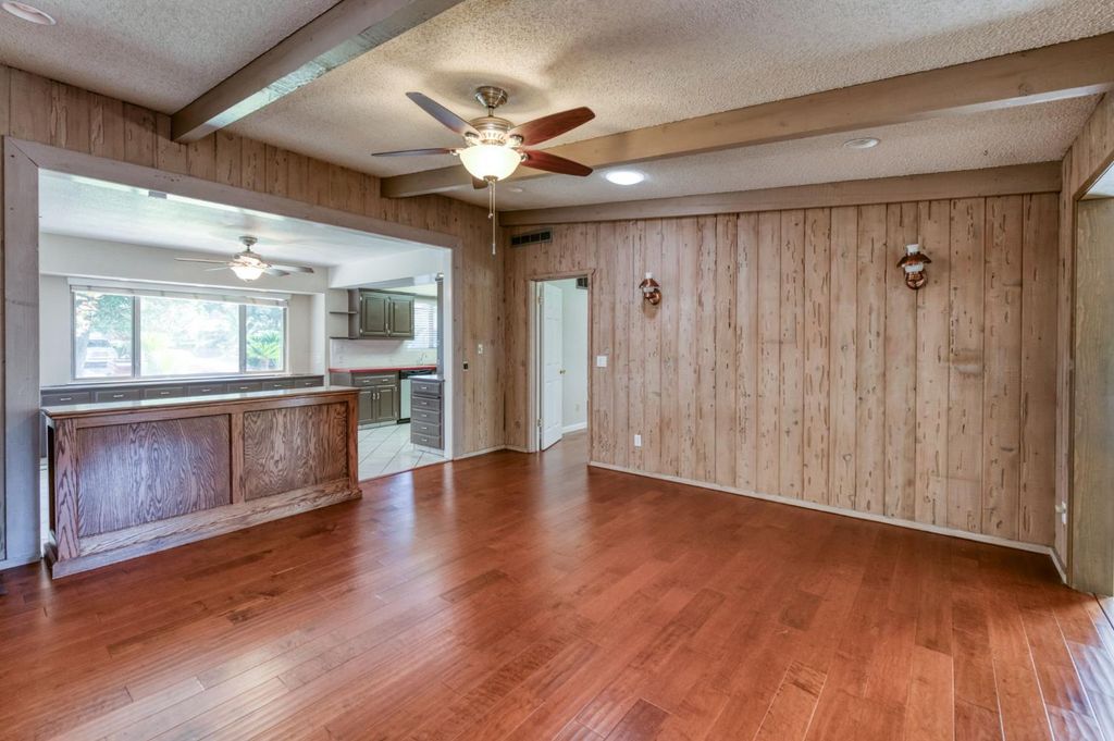 Image 8 of property listing at 181 W Dovewood Lane, Fresno, CA 93704