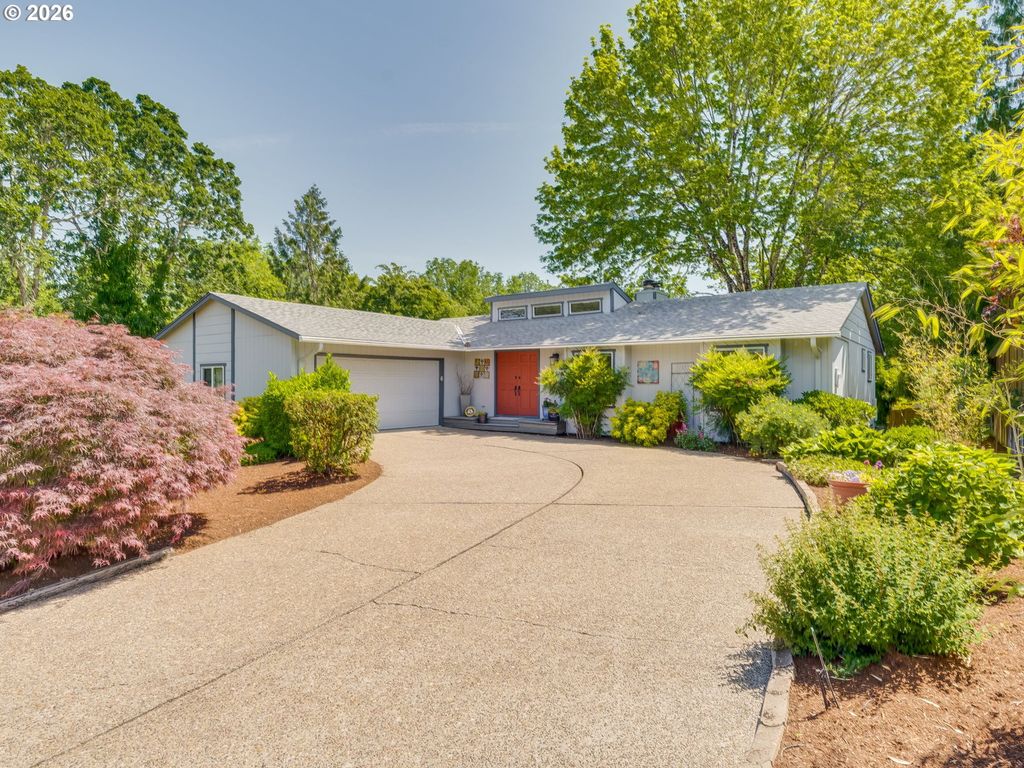 Image 2 of property listing at 800 Nw MICHELBOOK Ln, Mc Minnville, OR 97128