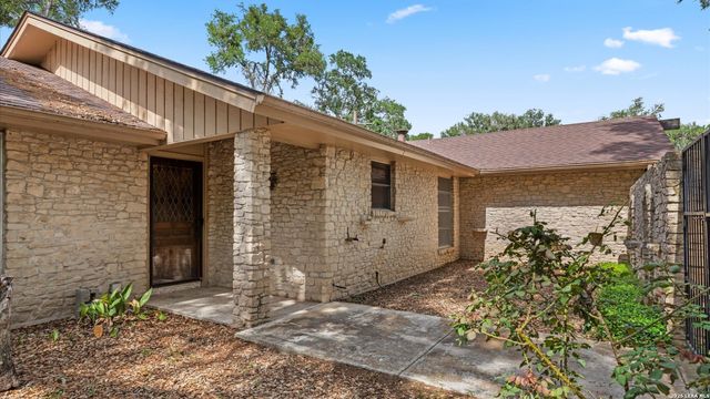 162 LONE OAK ST, Seguin, TX 78155