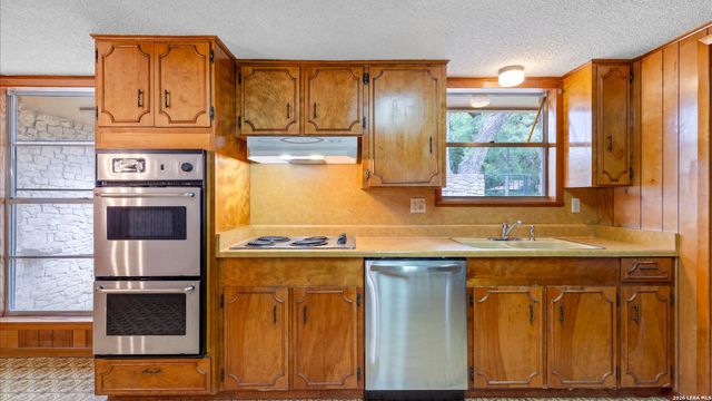 162 LONE OAK ST, Seguin, TX 78155