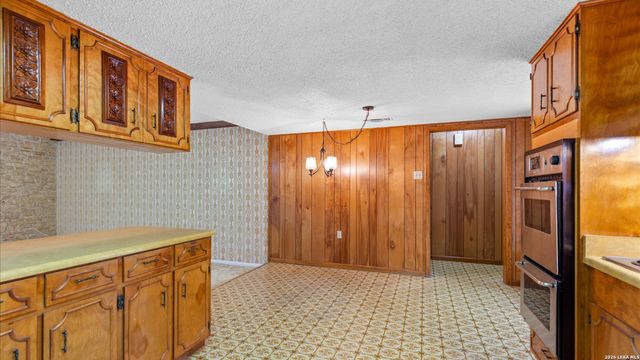 162 LONE OAK ST, Seguin, TX 78155