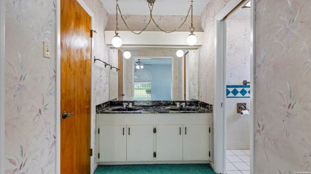 162 LONE OAK ST, Seguin, TX 78155