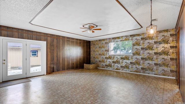 162 LONE OAK ST, Seguin, TX 78155