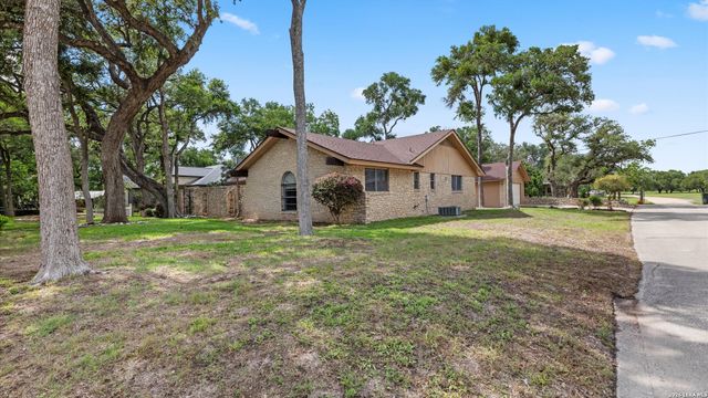 162 LONE OAK ST, Seguin, TX 78155