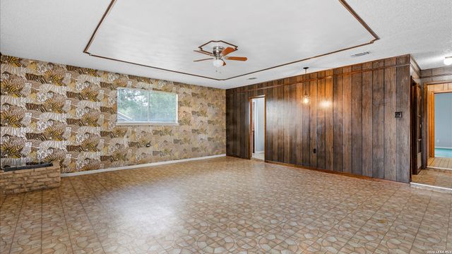 162 LONE OAK ST, Seguin, TX 78155