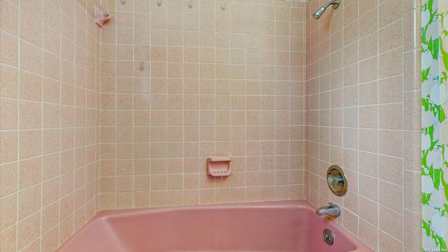162 LONE OAK ST, Seguin, TX 78155
