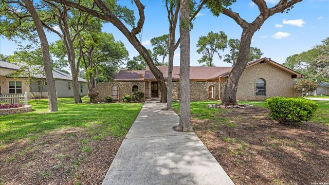 162 LONE OAK ST, Seguin, TX 78155
