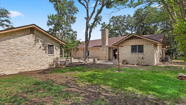 162 LONE OAK ST, Seguin, TX 78155