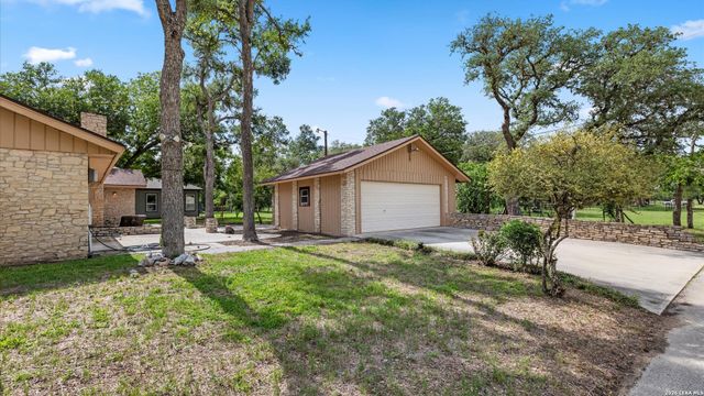 162 LONE OAK ST, Seguin, TX 78155
