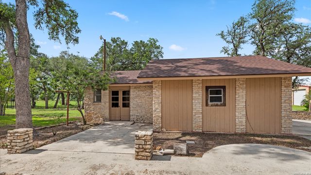 162 LONE OAK ST, Seguin, TX 78155