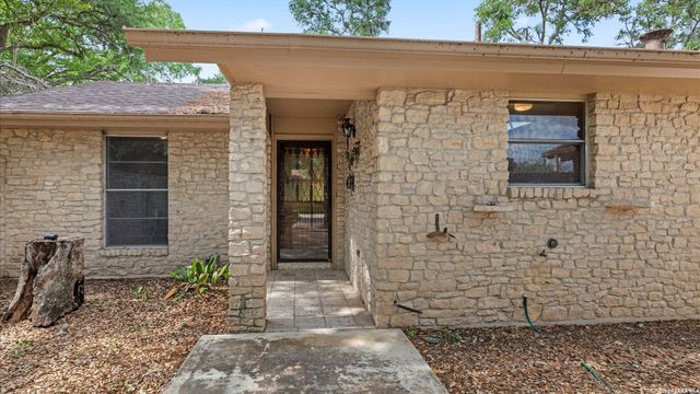 162 LONE OAK ST, Seguin, TX 78155