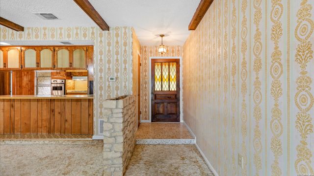 162 LONE OAK ST, Seguin, TX 78155