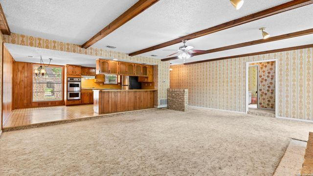 162 LONE OAK ST, Seguin, TX 78155