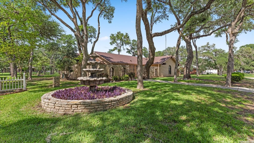 162 LONE OAK ST, Seguin, TX 78155