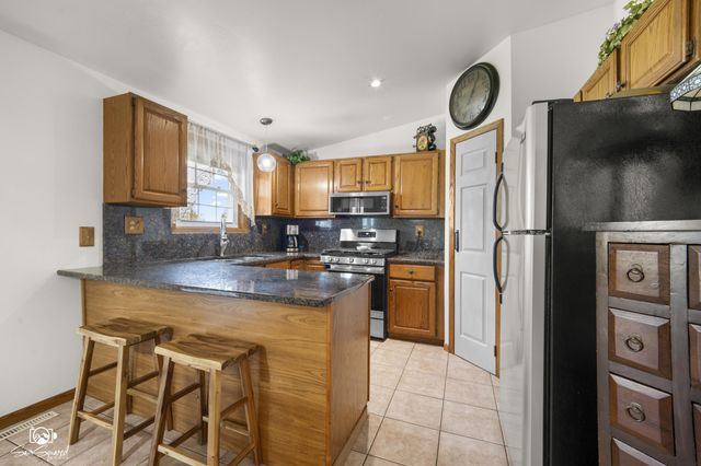 27057 S Woodlawn Avenue, Crete, IL 60417