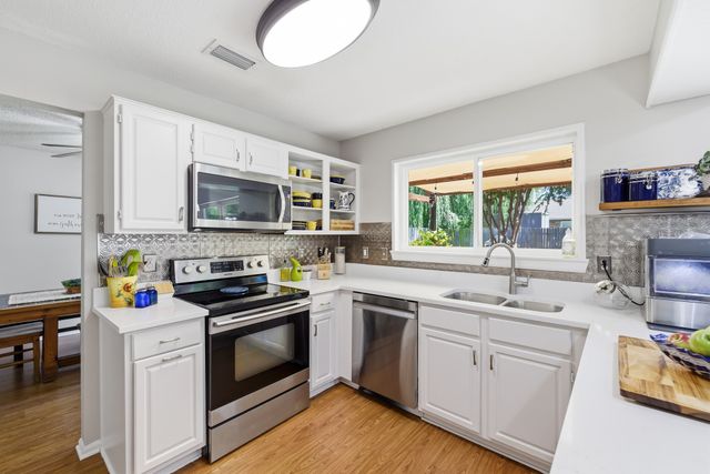 1229 Oxford Lane, Grapevine, TX 76051