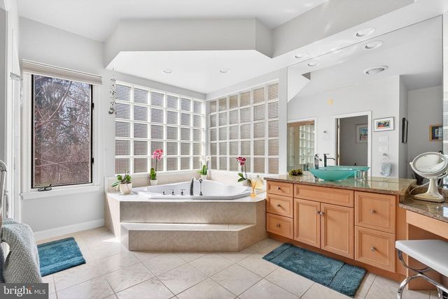 2 LAKE POTOMAC CT, Potomac, MD 20854