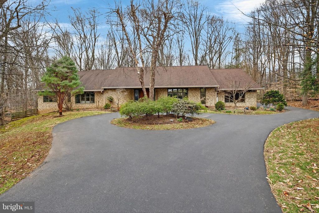 2 LAKE POTOMAC CT, Potomac, MD 20854