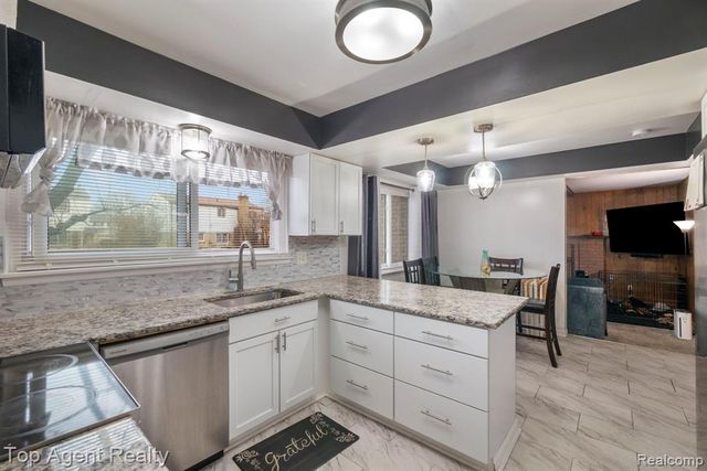 27370 Selkirk Street, Southfield, MI 48076