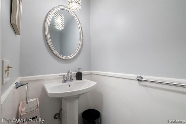 27370 Selkirk Street, Southfield, MI 48076