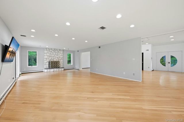 31 Sherwood Gate, Oyster Bay, NY 11771