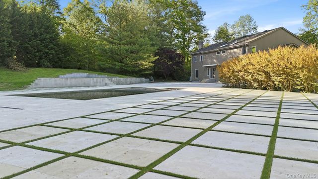 31 Sherwood Gate, Oyster Bay, NY 11771