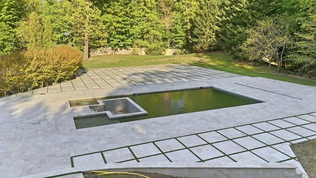 31 Sherwood Gate, Oyster Bay, NY 11771