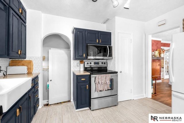 2122 S 40th Street, Omaha, NE 68105