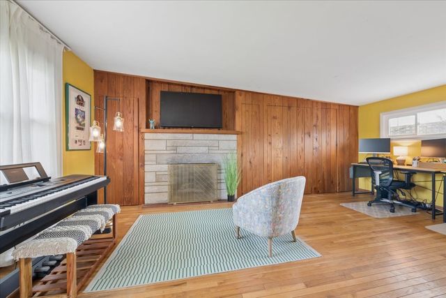 34 S River Street, South Elgin, IL 60177