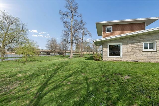 34 S River Street, South Elgin, IL 60177