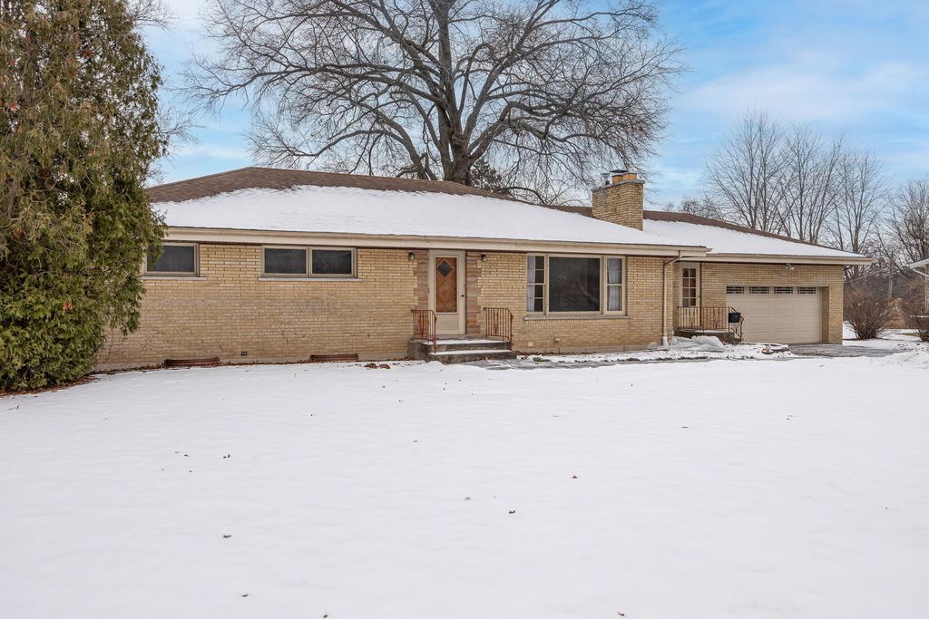 Image 1 of property listing at 1927 Warrenville Road, Lisle, IL 60532