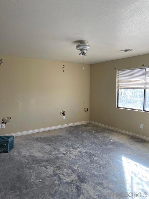 Image 13 of property listing at 34792 Cedar Rd, Barstow, CA 92311
