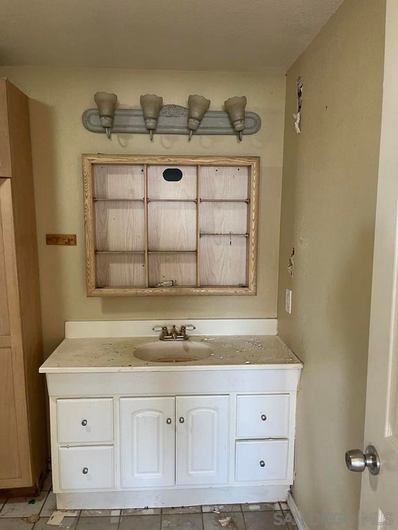 Image 16 of property listing at 34792 Cedar Rd, Barstow, CA 92311