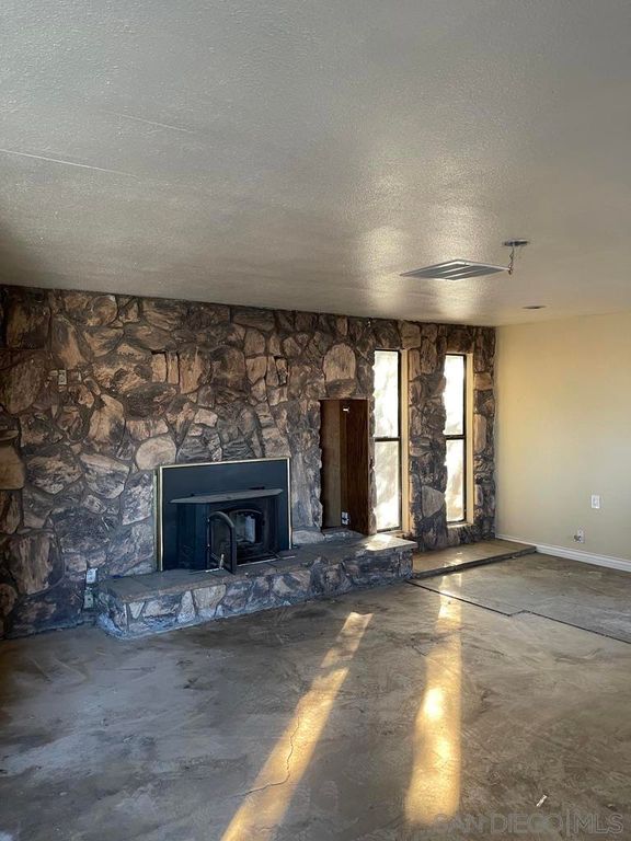 Image 7 of property listing at 34792 Cedar Rd, Barstow, CA 92311