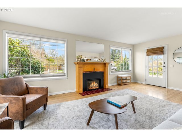 874 Ne BIRCHWOOD Dr, Hillsboro, OR 97124