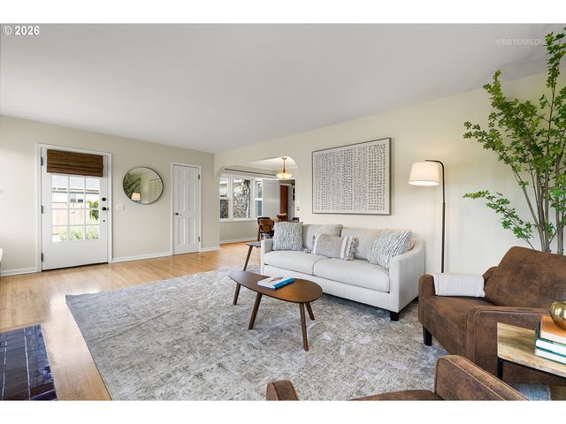 874 Ne BIRCHWOOD Dr, Hillsboro, OR 97124