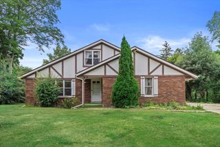 14622 W Woodland DRIVE, New Berlin, WI 53151