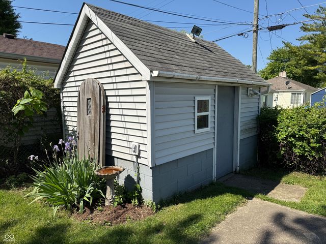 132 S 10th Avenue, Beech Grove, IN 46107