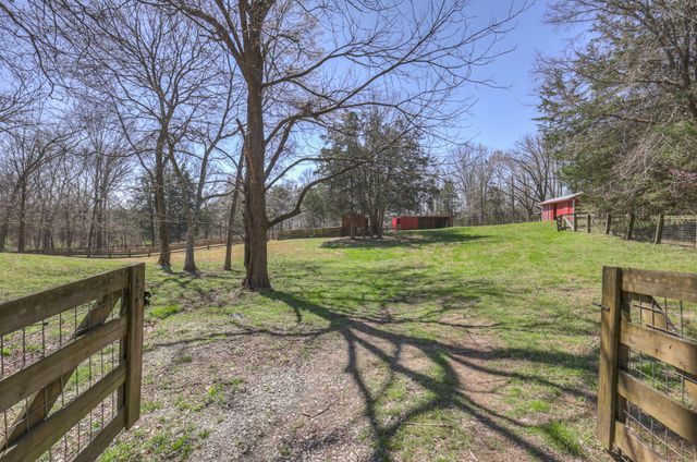 2082 Canoe Branch Rd, Lebanon, TN 37087