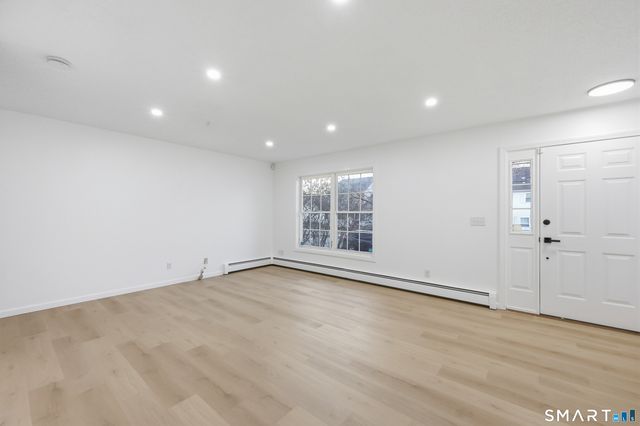 70 Victoria Court, Hamden, CT 06514