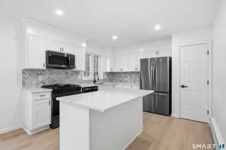 70 Victoria Court, Hamden, CT 06514