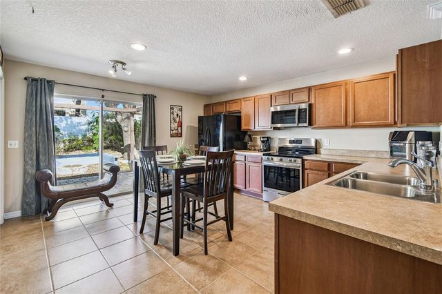 2416 MARTINS RUN, Tavares, FL 32778