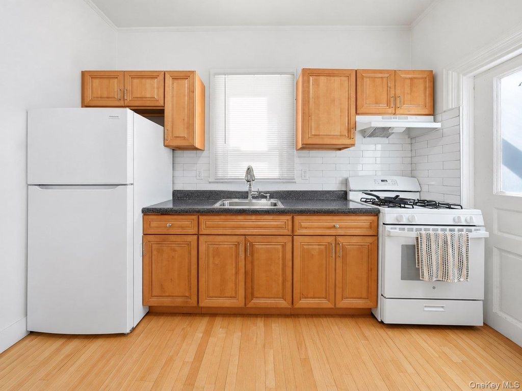 12 Edgewood Avenue, Yonkers, NY 10704 — photo 4