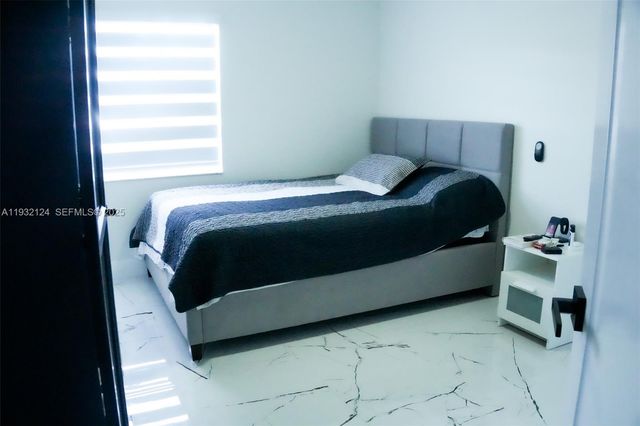 9670 Glacier Dr, Miramar, FL 33025