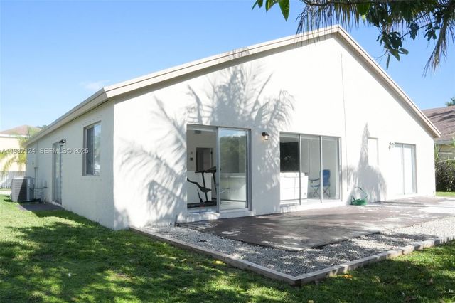 9670 Glacier Dr, Miramar, FL 33025