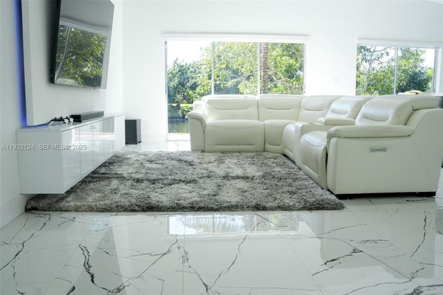 9670 Glacier Dr, Miramar, FL 33025